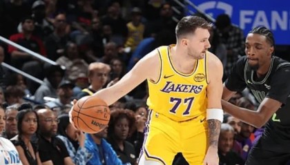 开云在线-湖人溃败鱼腩送福利，东契奇心态崩两先发变铁匠，一数据遭完败